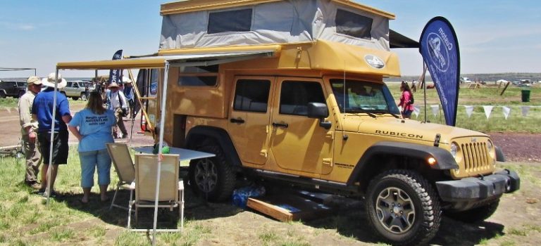 Custom made rooftop awning for jeep camper